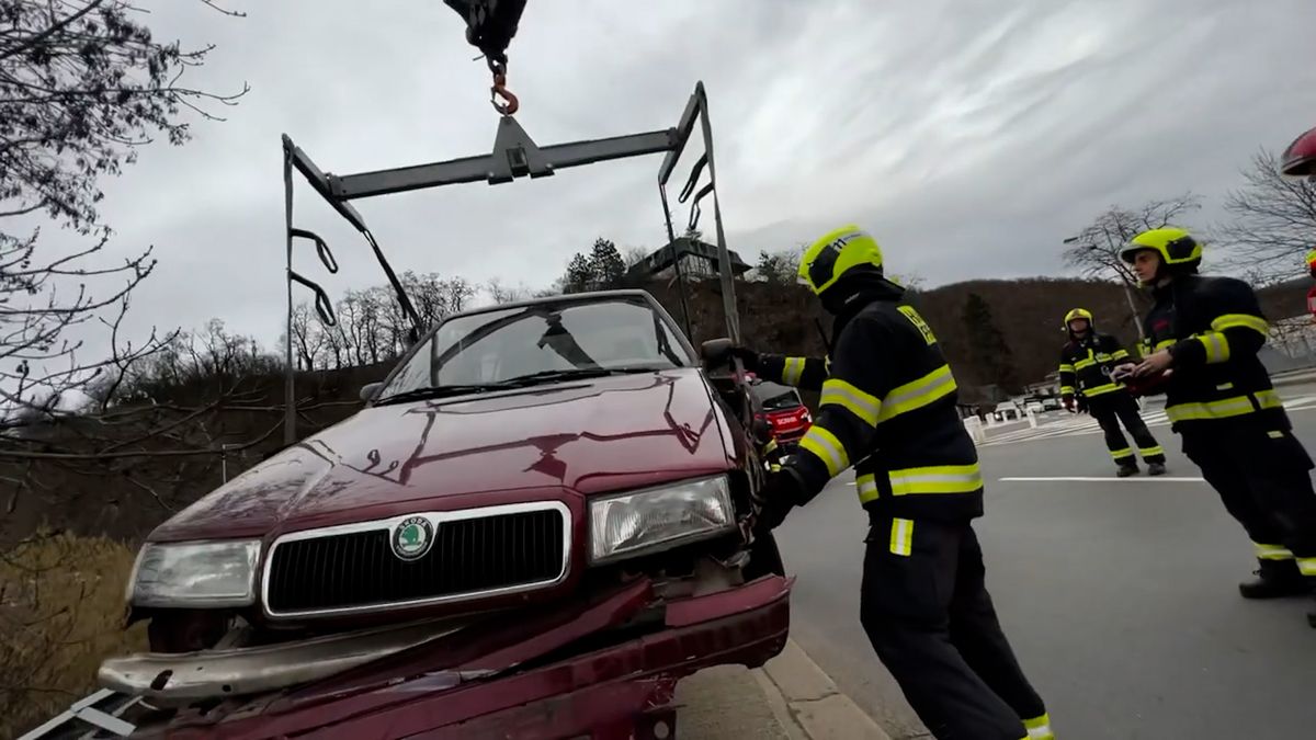 Řidič v Praze visel s autem z mostu. Zachránil ho šofér SUV